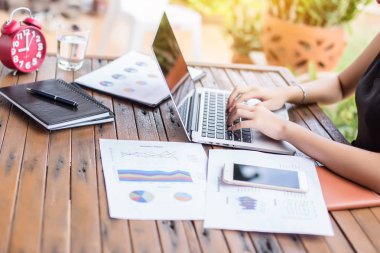 İş ekibi ofiste otururken dizüstü bilgisayarda çalışıyor. İş adamları.