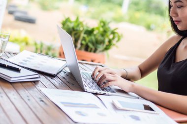 İş ekibi ofiste otururken dizüstü bilgisayarda çalışıyor. İş adamları.