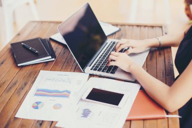 İş ekibi ofiste otururken dizüstü bilgisayarda çalışıyor. İş adamları.