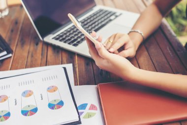 İş ekibi ofiste otururken dizüstü bilgisayarda çalışıyor. İş adamları.