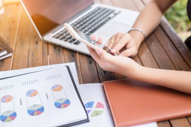 İş ekibi ofiste otururken dizüstü bilgisayarda çalışıyor. İş adamları.