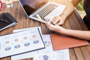 İş ekibi ofiste otururken dizüstü bilgisayarda çalışıyor. İş adamları.