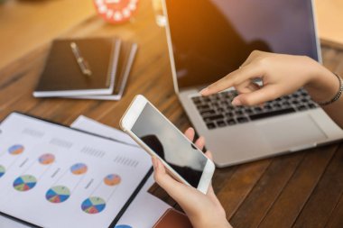 İş ekibi ofiste otururken dizüstü bilgisayarda çalışıyor. İş adamları.