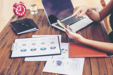 İş ekibi ofiste otururken dizüstü bilgisayarda çalışıyor. İş adamları.