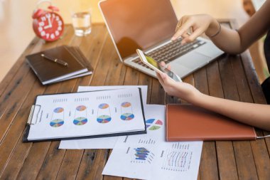 İş ekibi ofiste otururken dizüstü bilgisayarda çalışıyor. İş adamları.