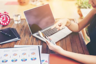 İş ekibi ofiste otururken dizüstü bilgisayarda çalışıyor. İş adamları.