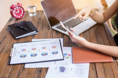 İş ekibi ofiste otururken dizüstü bilgisayarda çalışıyor. İş adamları.