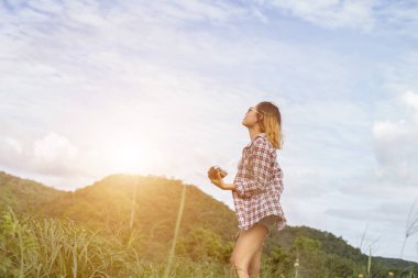 Açık peyzaj, yaşam tarzı dağ doğa arka plan üzerinde genç hippi kadını retro kamera çekimi ile vurdu.