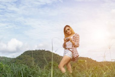 Açık peyzaj, yaşam tarzı dağ doğa arka plan üzerinde genç hippi kadını retro kamera çekimi ile vurdu.