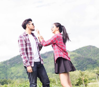 Genç hippi çift elele yürümek çayır rahatlatıcı ve doğal atmosfer çok doğaldır.