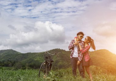 Genç hippi çift elele yürümek çayır rahatlatıcı ve doğal atmosfer çok doğaldır.