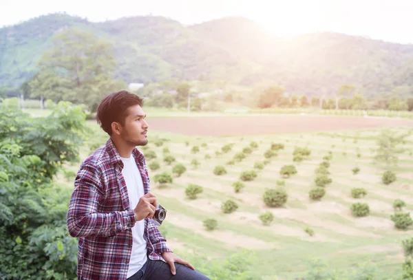 yakışıklı hipster Park'ta yürüyordunuz sabah kahve adamla sakallı.