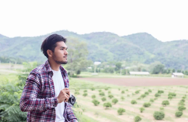 yakışıklı hipster Park'ta yürüyordunuz sabah kahve adamla sakallı.