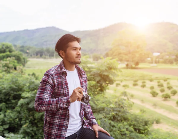 yakışıklı hipster Park'ta yürüyordunuz sabah kahve adamla sakallı.