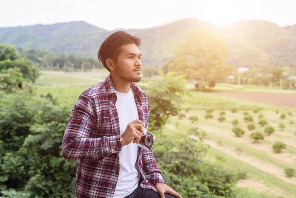 yakışıklı hipster Park'ta yürüyordunuz sabah kahve adamla sakallı.