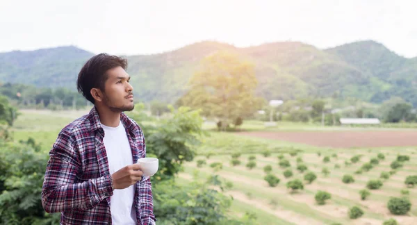 yakışıklı hipster Park'ta yürüyordunuz sabah kahve adamla sakallı.