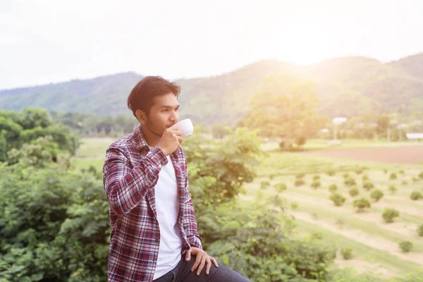 yakışıklı hipster Park'ta yürüyordunuz sabah kahve adamla sakallı.