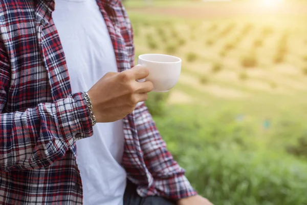 yakışıklı hipster Park'ta yürüyordunuz sabah kahve adamla sakallı.