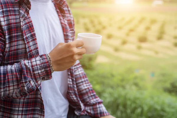 yakışıklı hipster Park'ta yürüyordunuz sabah kahve adamla sakallı.