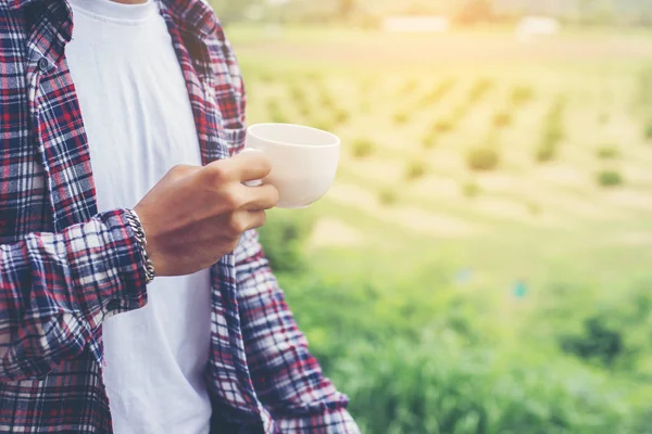 yakışıklı hipster Park'ta yürüyordunuz sabah kahve adamla sakallı.