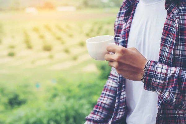 yakışıklı hipster Park'ta yürüyordunuz sabah kahve adamla sakallı.