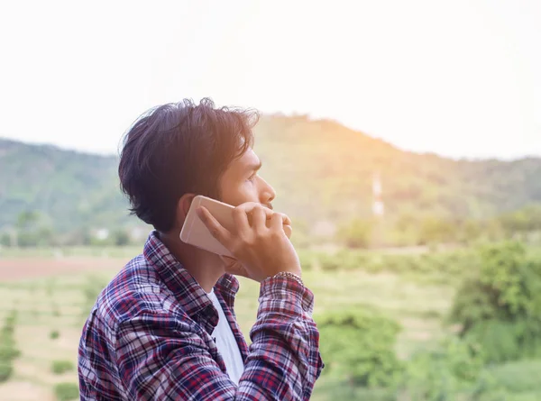 Evet, adam, Dağ Manzaralı gülümseyen genç hipster sakallı.