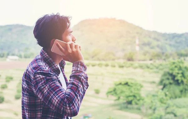 Evet, adam, Dağ Manzaralı gülümseyen genç hipster sakallı.