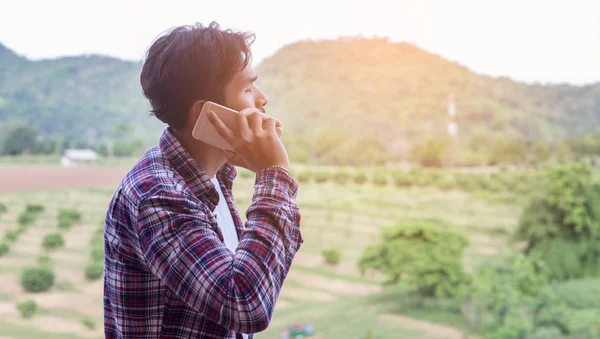 Evet, adam, Dağ Manzaralı gülümseyen genç hipster sakallı.