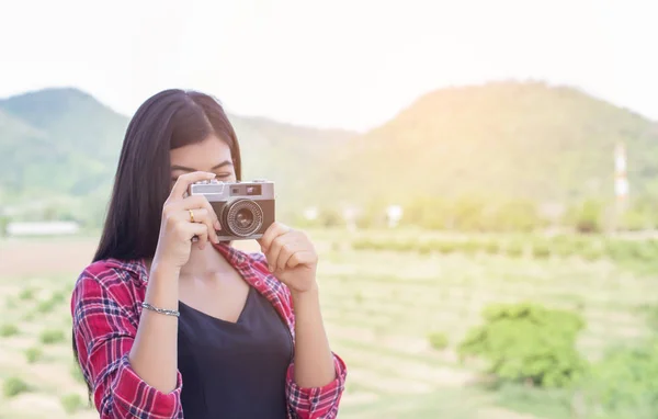 Joven Fotógrafa Hipster Sosteniendo Una Cámara Vintage —  Fotos de Stock