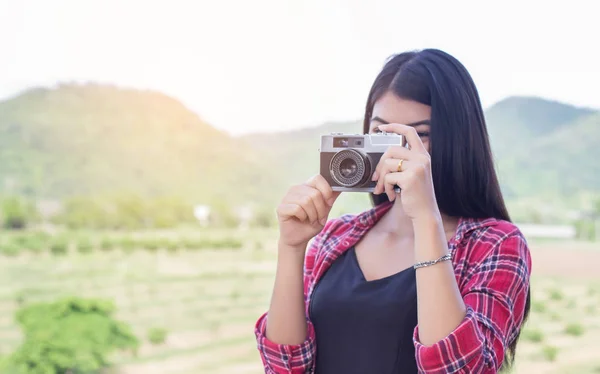 Vintage Bir Kamera Tutan Genç Hipster Kadın Fotoğrafçı — Stok fotoğraf