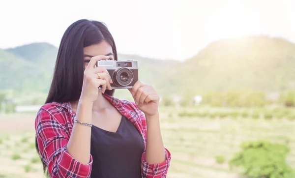 Giovane Fotografa Hipster Donna Possesso Una Fotocamera Vintage — Foto Stock