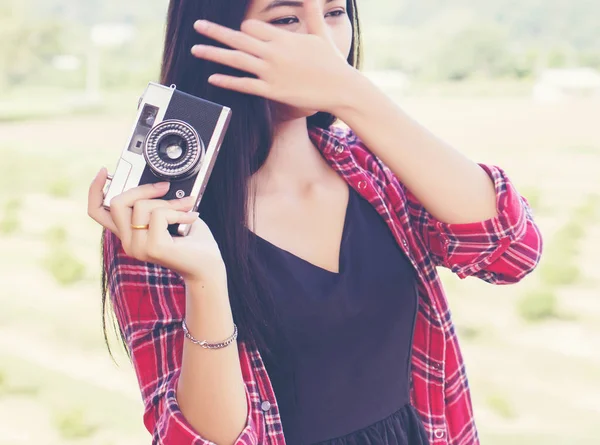 Vintage Bir Kamera Tutan Genç Hipster Kadın Fotoğrafçı — Stok fotoğraf