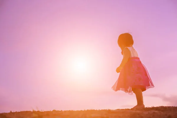 子供のシルエット 子の喜びの瞬間です 自然日没 — ストック写真