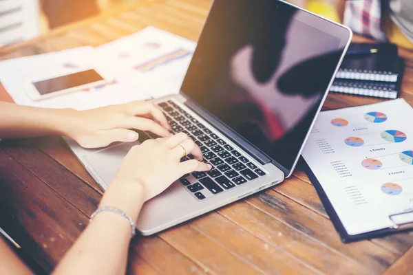 İş ekibi ofiste otururken dizüstü bilgisayarda çalışıyor. İş adamları.