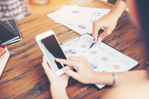 İş ekibi ofiste otururken dizüstü bilgisayarda çalışıyor. İş adamları.