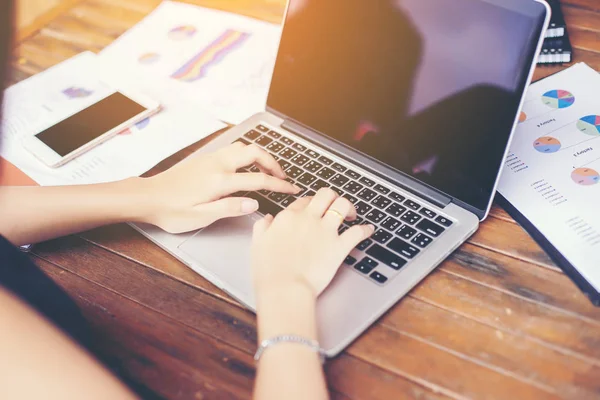 İş ekibi ofiste otururken dizüstü bilgisayarda çalışıyor. İş adamları.