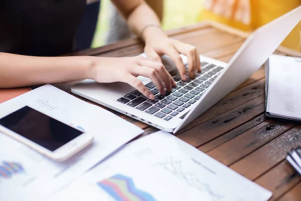 İş ekibi ofiste otururken dizüstü bilgisayarda çalışıyor. İş adamları.