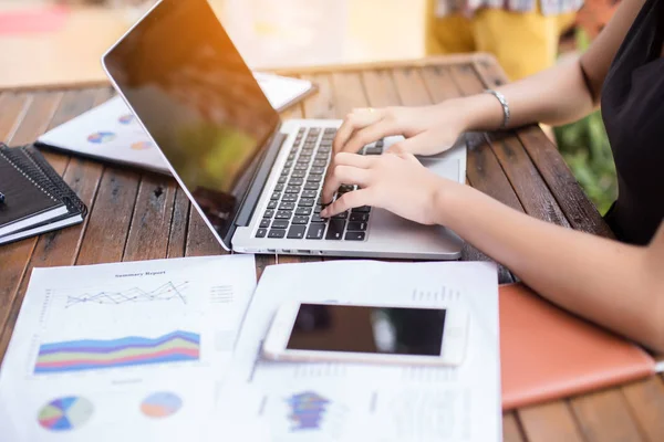 İş ekibi ofiste otururken dizüstü bilgisayarda çalışıyor. İş adamları.