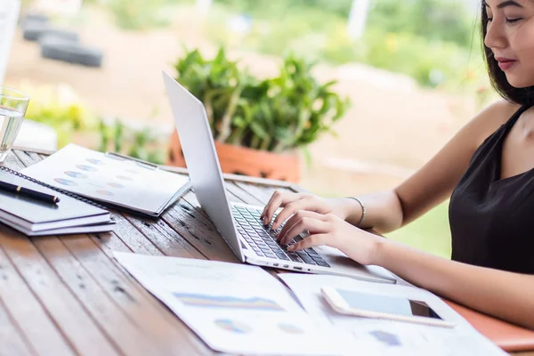 İş ekibi ofiste otururken dizüstü bilgisayarda çalışıyor. İş adamları.