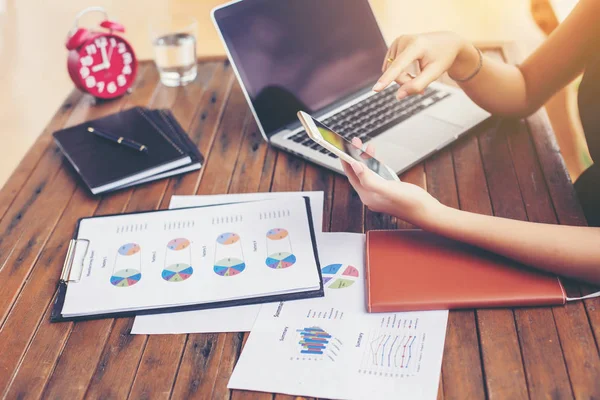 İş ekibi ofiste otururken dizüstü bilgisayarda çalışıyor. İş adamları.