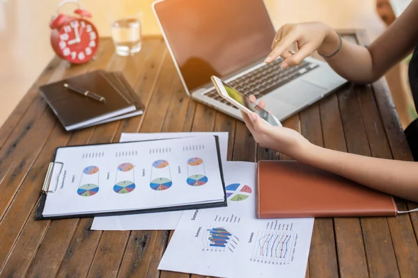 İş ekibi ofiste otururken dizüstü bilgisayarda çalışıyor. İş adamları.