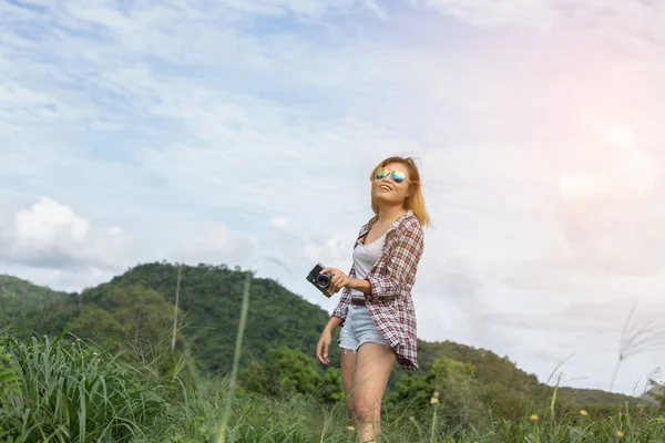 Joven Hipster Mujer Con Cámara Retro Tomando Fotos Paisaje Aire — Foto de Stock