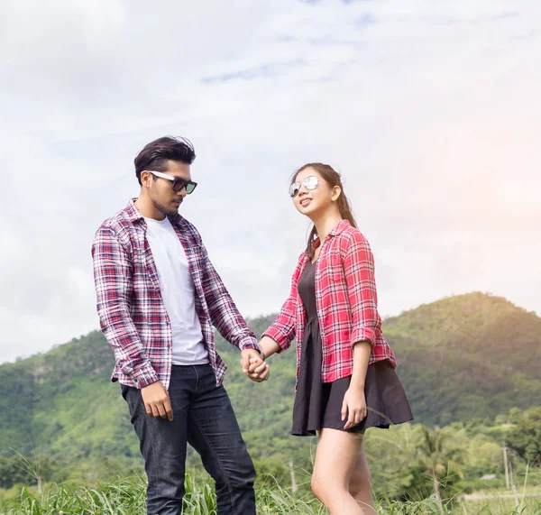 Joven Pareja Hipster Tomados Mano Caminando Por Prado Relajante Ambiente — Foto de Stock