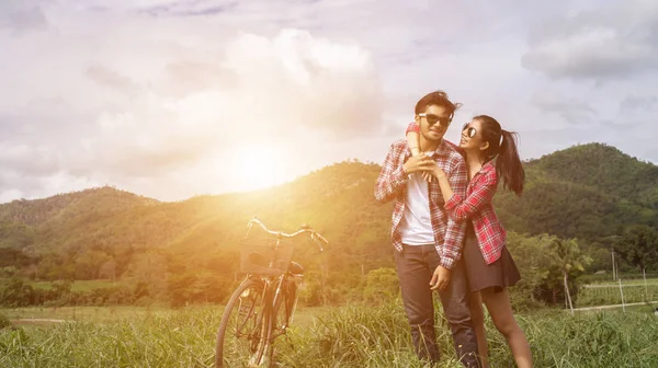 Genç hippi çift elele yürümek çayır rahatlatıcı ve doğal atmosfer çok doğaldır.