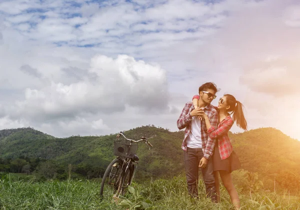 Genç hippi çift elele yürümek çayır rahatlatıcı ve doğal atmosfer çok doğaldır.