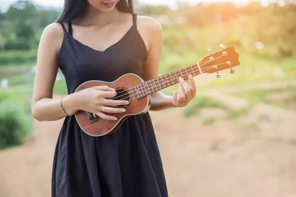 Bir Gitar Omzuna Doğa Tutan Güzel Kadın Yaz Dışında Park — Stok fotoğraf