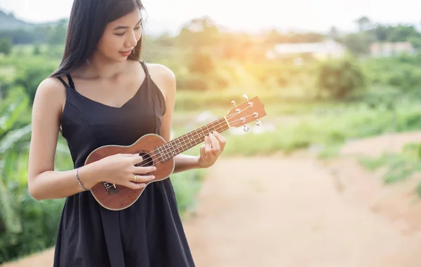 Красива Жінка Тримає Гітару Плечі Природний Парк Літо Надворі — стокове фото