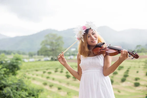 Giovane Musicista Hipster Donna Che Suona Violino Nella Natura Stile — Foto Stock