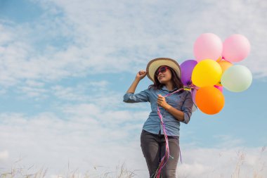 Güzel kız sahilde balonlarla atlama