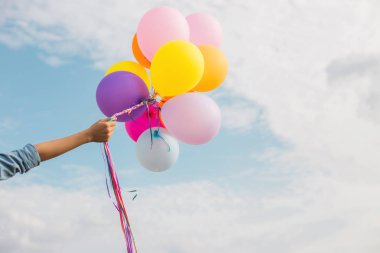 Güzel kız sahilde balonlarla atlama